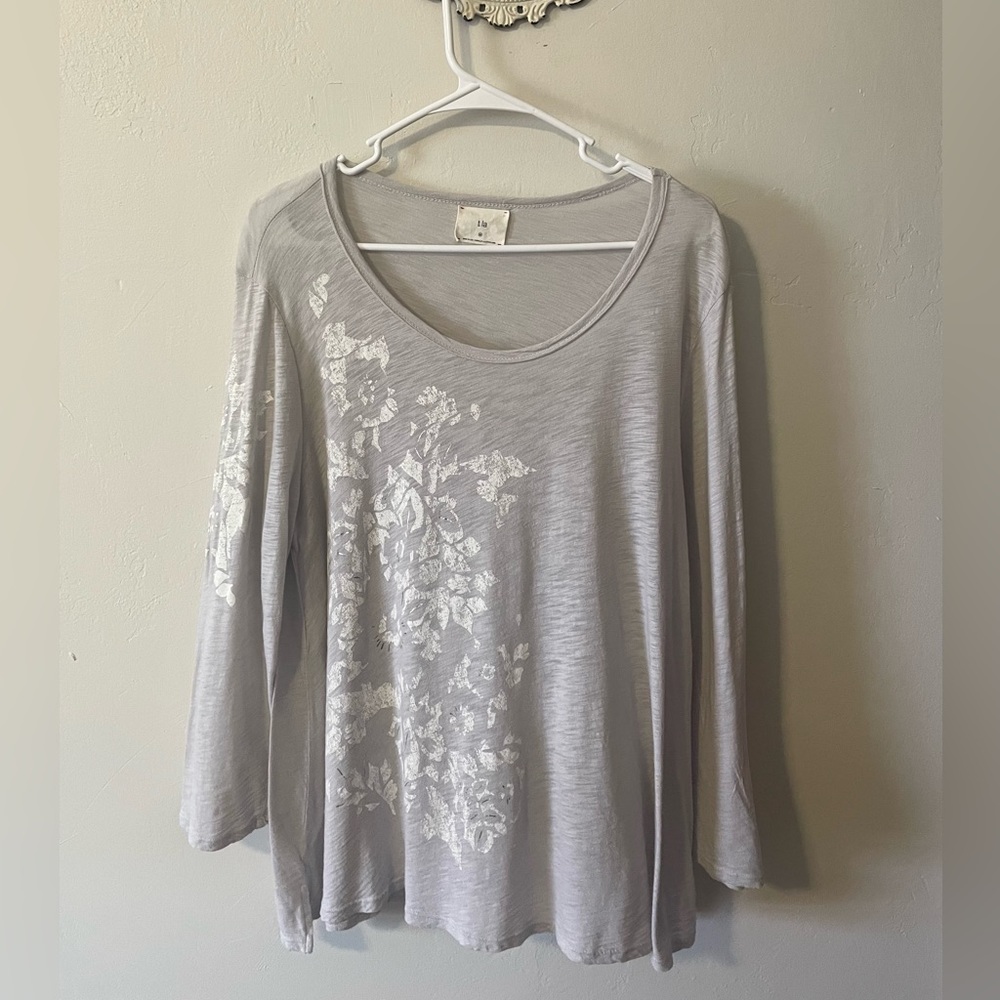 Women's size M Anthropologie t.la light grey 3/4 sleeve top